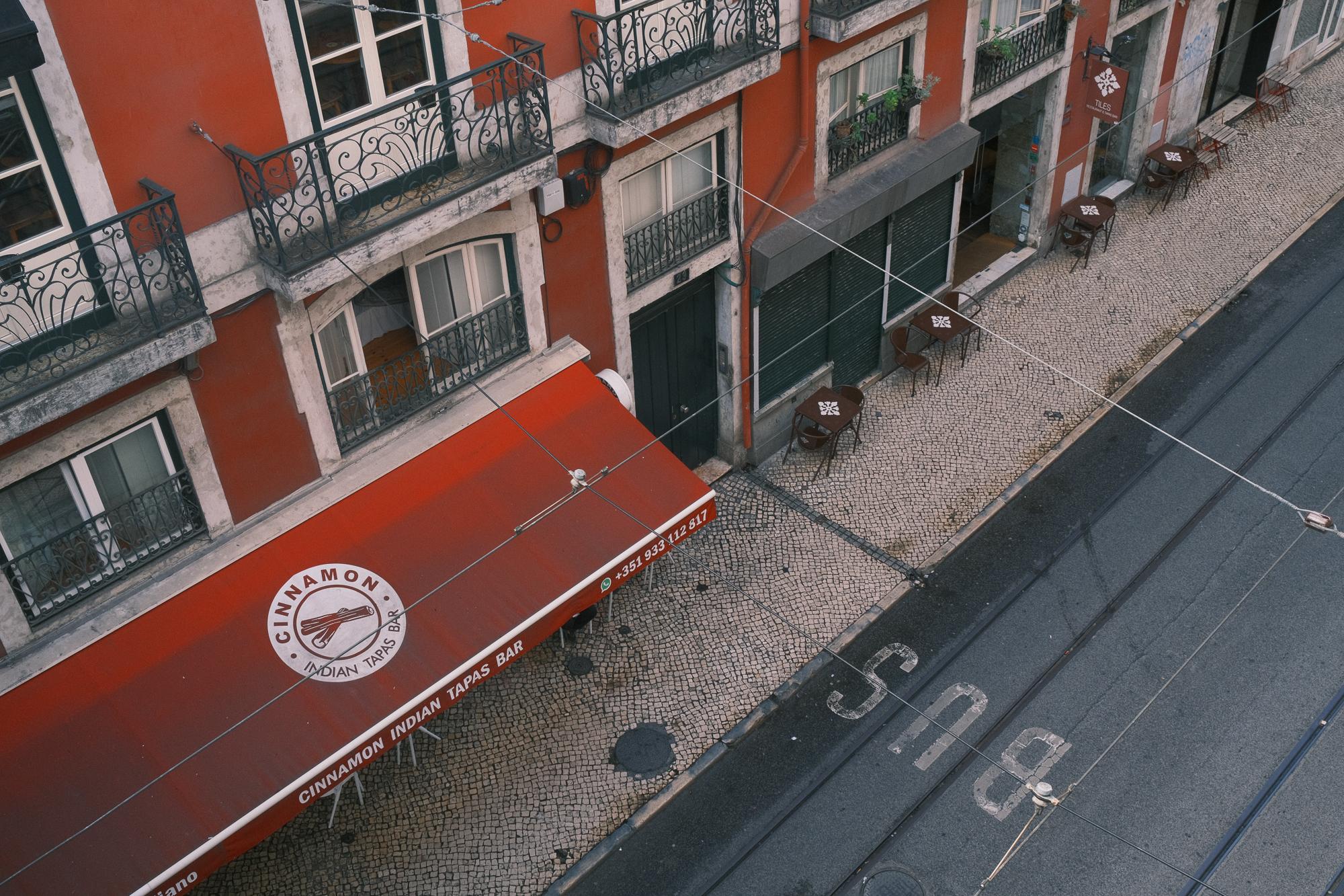 Pohľad zhora na červenú markíu tapas baru v Lisabone