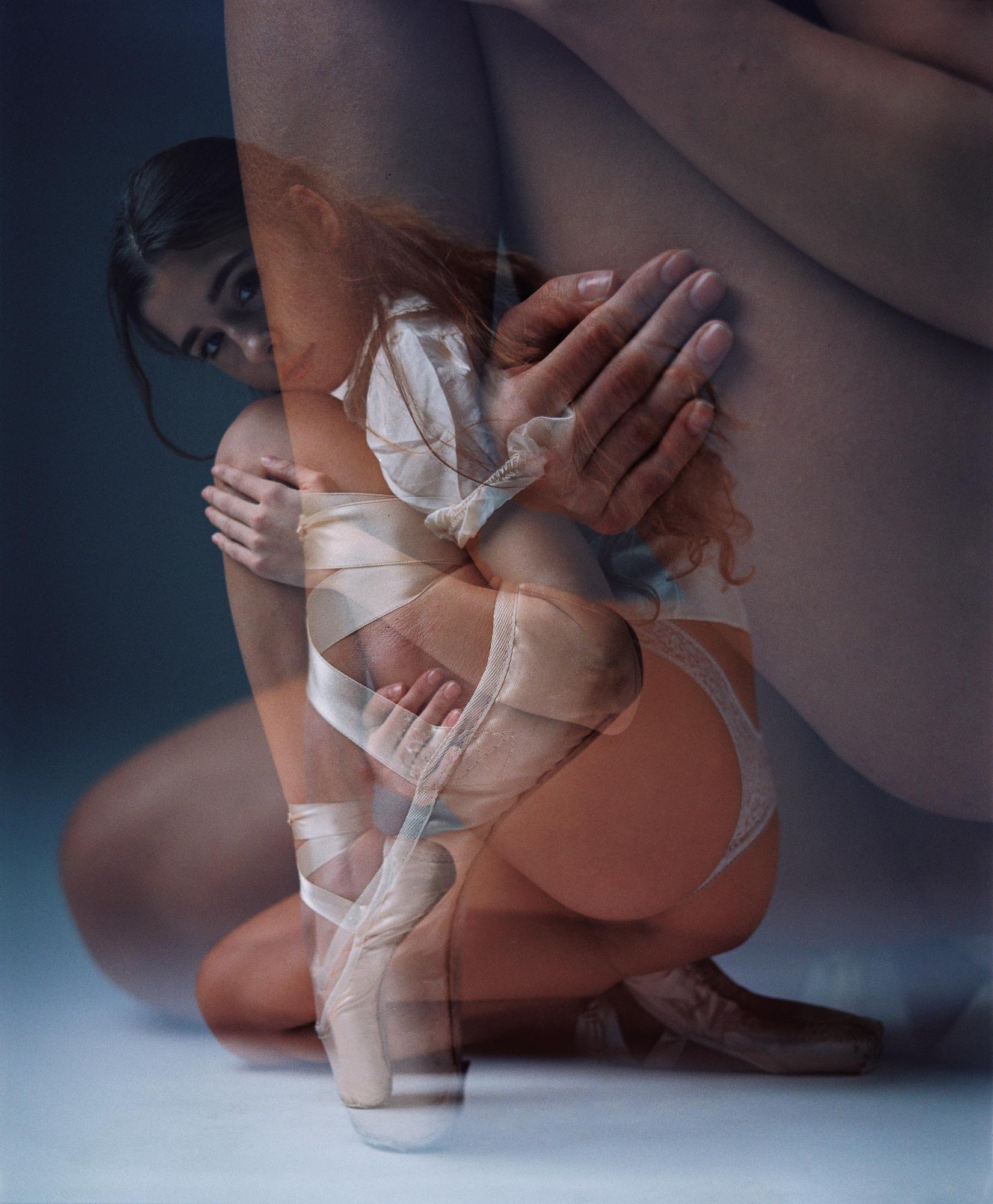 Emotívny portét kľačiacej baletky jemne si objímajúcej nohy, dvojexpozícia s detailom baletnej špičky. Ateliér Pezinok