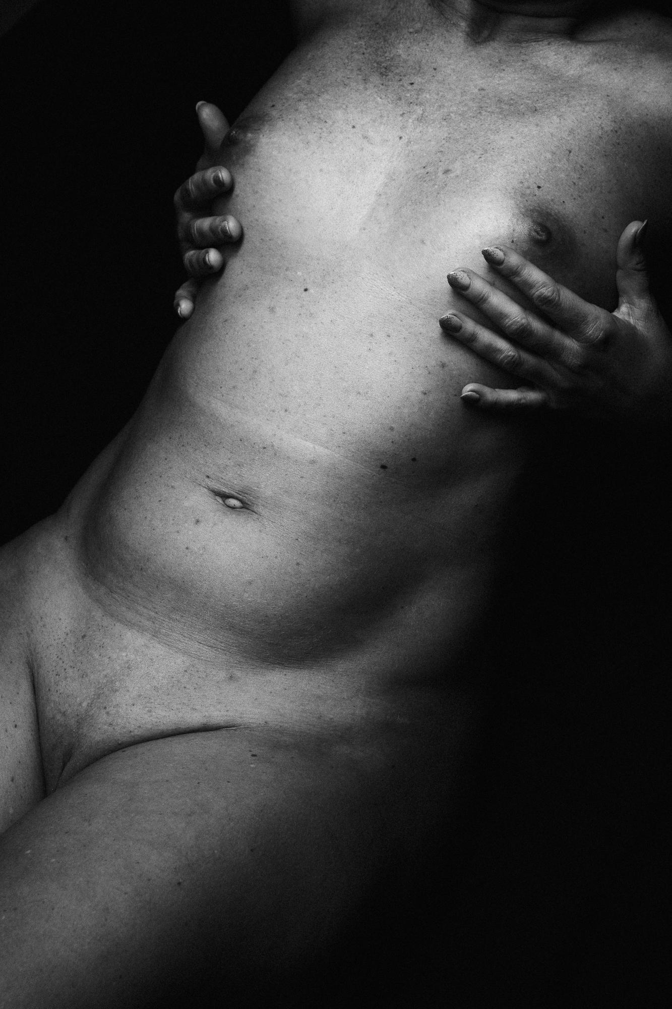 Čierno-biely umelecký akt zachytávajúci detaily ženského tela s dôrazom na jemné línie a prirodzenú krásu, Ateliér Pezinok.