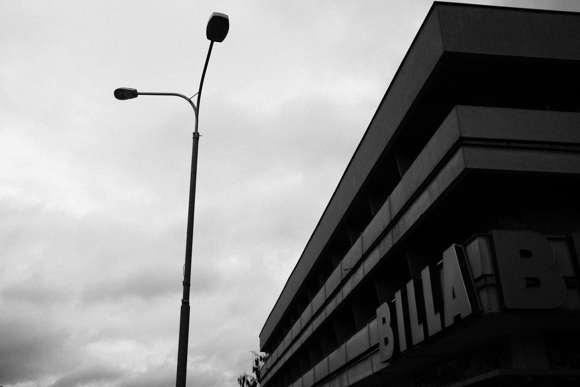 Čiernobiela fotografia Billa Pezinok.