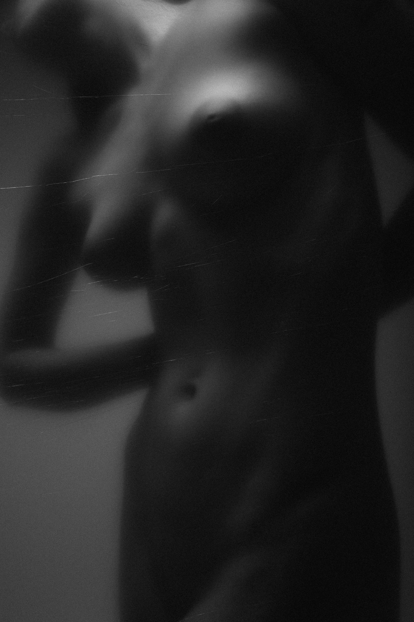 Čierno-biely umelecký akt zachytávajúci jemné línie a dynamiku ženského tela, Ateliér Pezinok.